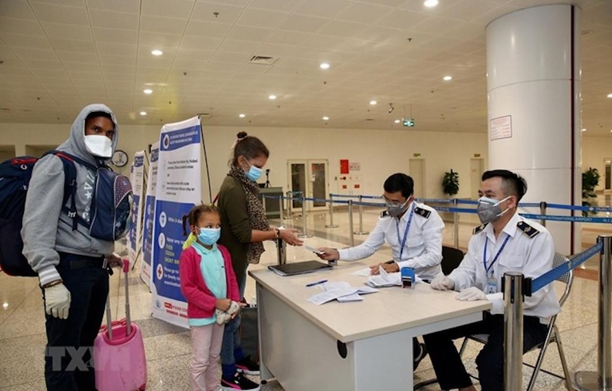 Hành khách làm thủ tục khai báo y tế trước khi nhập cảnh vào Việt Nam tại cửa khẩu Sân bay quốc tế Nội Bài, Hà Nội. (Ảnh minh hoạ).