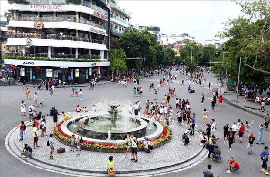 Thường trực Thành ủy Hà Nội vừa có văn bản chỉ đạo tạm dừng tổ chức các lễ hội và tuyến phố đi bộ trên địa bàn thành phố phòng, chống dịch bệnh COVID-19.