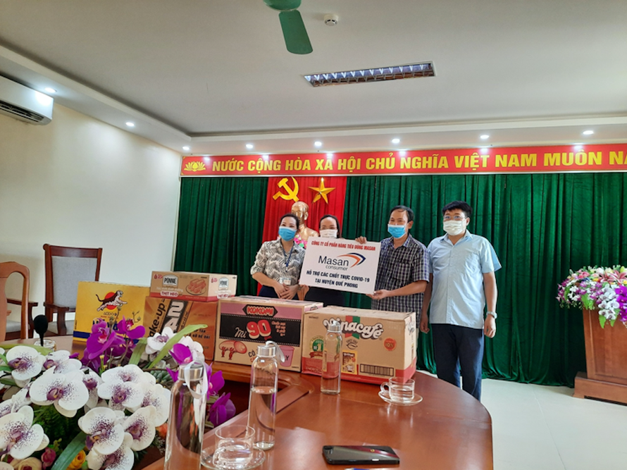 Đại diện Công ty Masan Consumer trao tặng các sản phẩm công ty cho đại diện UBND Huyện Quế Phong_Nghệ An.
