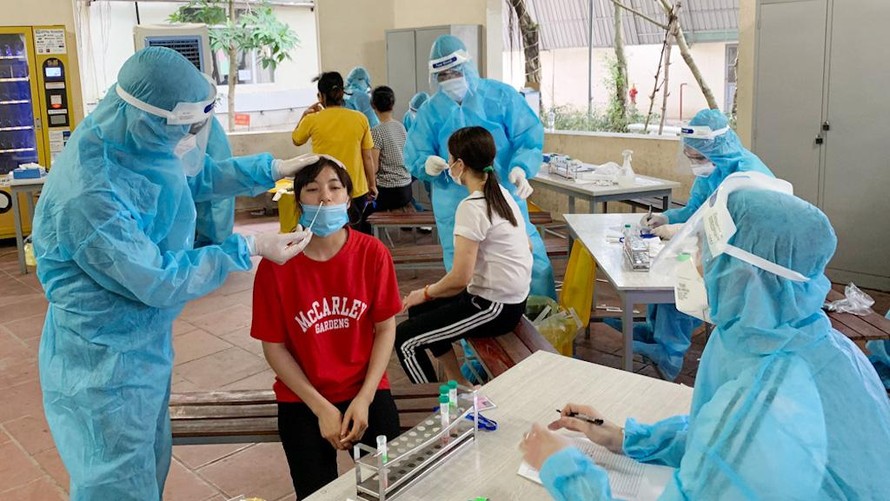 Nhân viên y tế lấy mẫu xét nghiệm cho công nhân tại tỉnh Bắc Giang.