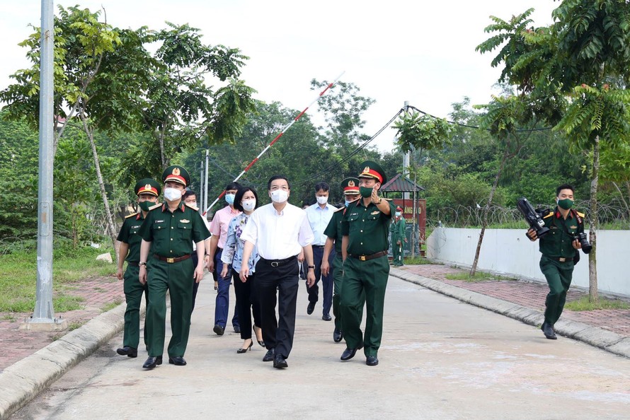 Sáng 31/5, Chủ tịch UBND TP Hà Nội Chu Ngọc Anh dẫn đầu đoàn kiểm tra thực địa tại Trường Quân sự Sơn Tây-đây là nơi vừa ghi nhận có 27 trường hợp F1 trở thành F0.