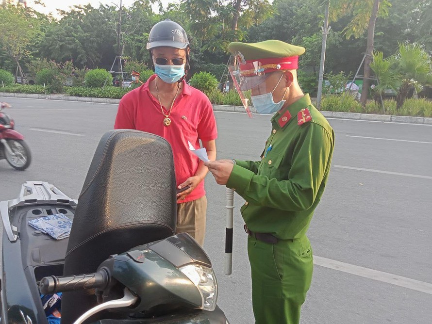 Lực lượng chức năng dừng và kiểm tra phương tiện tại chốt kiểm soát trên phố Xã Đàn (phường Phương Liên).