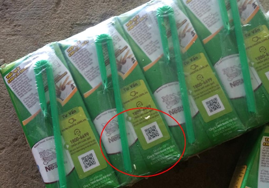 Hình ảnh ghi lại việc những con vật được cho là con giòi bò ra từ trong hộp sữa Milo mà bà N.T.L. (ngụ tại huyện Lâm Thao, tỉnh Phú Thọ) đã mua về cho cháu nội uống vào thời điểm năm 2016.