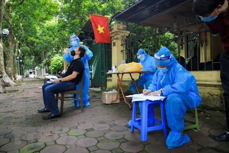 Phường Quán Thánh, quận Ba Đình tổ chức xét nghiệm cho người dân ngay trên con đường Phan Đình Phùng. 