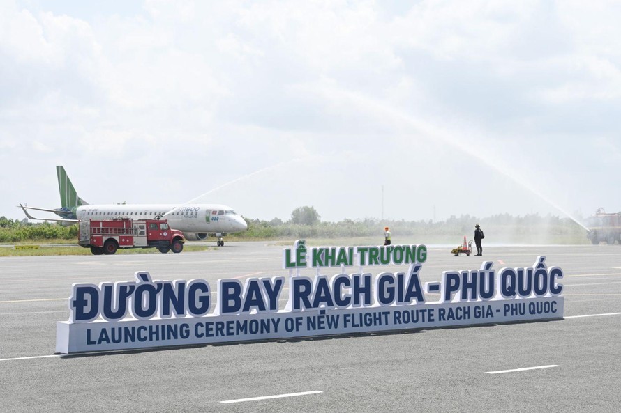 Lễ phun vòi rồng chào đón chuyến bay hạ cánh xuống sân bay Rạch Giá do Bamboo Airways khai thác.