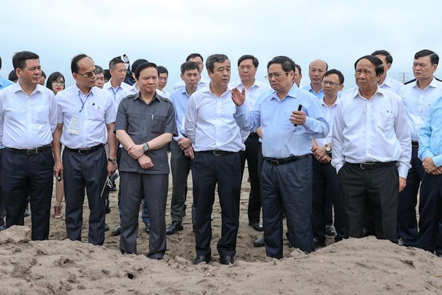 Thủ tướng và đoàn công tác đã khảo sát, kiểm tra tình hình đầu tư, xây dựng và hoạt động của Khu kinh tế Thái Bình, huyện Thái Thụy, tỉnh Thái Bình. 