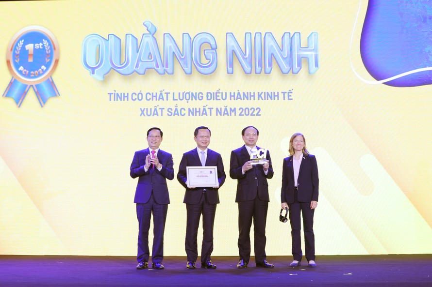 Quảng Ninh nhận Cúp và Chứng nhận PCI năm 2022 với vị trí số 1.