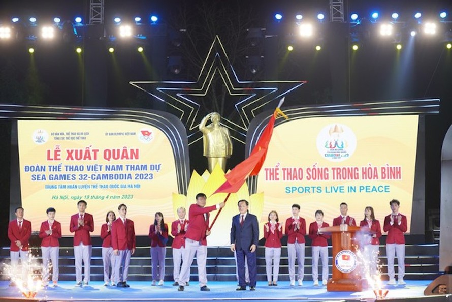 Phó Thủ tướng Chính phủ Lê Minh Khái trao Cờ Tổ quốc cho Trưởng đoàn Thể thao Việt Nam Đặng Hà Việt.