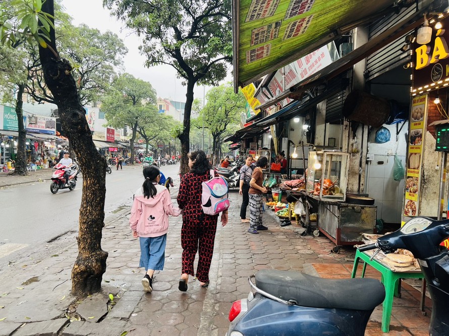 Tại nhiều tuyến phố trên địa bàn phường Trung Liệt nói riêng và trên địa bàn quận Đống Đa nói chung, vỉa hè thoáng đãng đã thực sự được giành lại cho người đi bộ.