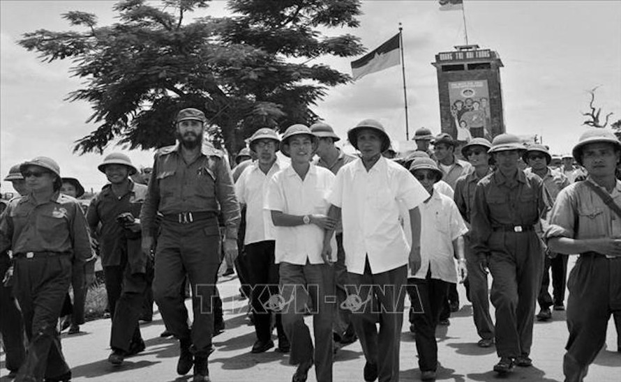 Thủ tướng Phạm Văn Đồng và đồng chí Fidel Castro, Bí thư thứ nhất Ban Chấp hành Trung ương Đảng Cộng sản Cuba, Thủ tướng Chính phủ cách mạng Cuba thăm thị trấn Đông Hà (Quảng Trị) bị chiến tranh phá hủy, đang được khôi phục lại (Tháng 9/1973). Ảnh: TTXVN