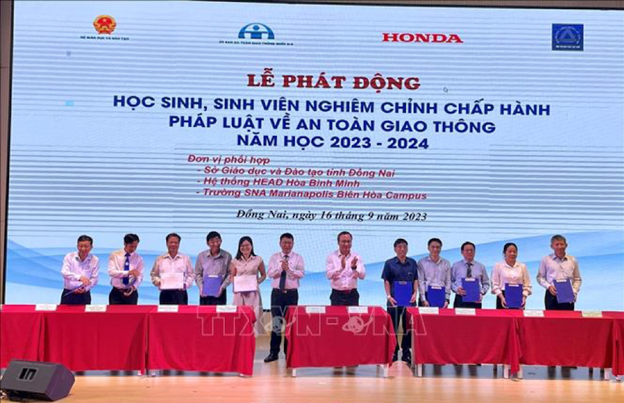 Đại diện lãnh đạo 5 Sở Giáo dục và Đào tạo và 5 trường Đại học trên địa bàn Thành phố Hồ Chí Minh và các tỉnh miền Đông Nam bộ đã ký cam kết. 