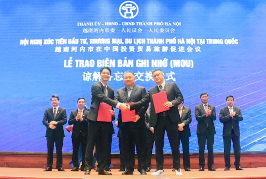 Đại diện Vinamilk (bìa trái) ký kết biên bản ghi nhớ hợp tác với 2 doanh nghiệp hàng đầu trong lĩnh vực nhập khẩu – phân phối sữa và nông sản tại Trung Quốc.