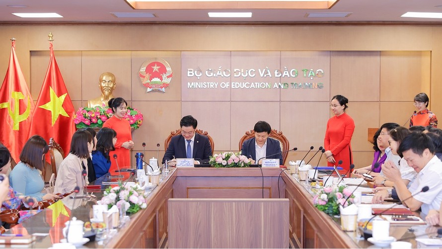 Ông Nguyễn Thanh Đề, Vụ trưởng Vụ Giáo dục thể chất và ông Lý Minh Tuấn, Giám đốc Quỹ Thiện Tâm ký kết thoả thuận hợp tác.