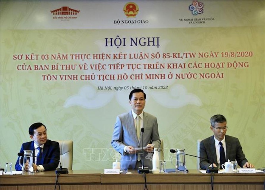 Thứ trưởng Ngoại giao Hà Kim Ngọc, Chủ tịch Uỷ ban Quốc gia UNESCO Việt Nam phát biểu khai mạc.