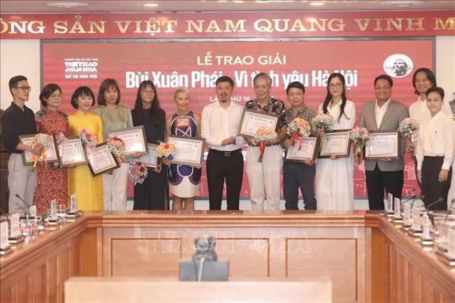 Ban tổ chức trao chứng nhận cho các đề cử Giải Bùi Xuân Phái - Vì tình yêu Hà Nội lần thứ 16 – năm 2023.