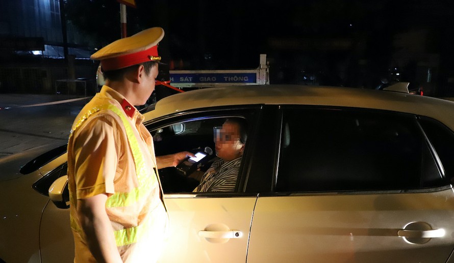 Lực lượng CSGT kiểm tra nồng độ cồn của người tham gia giao thông. (Ảnh minh hoạ)