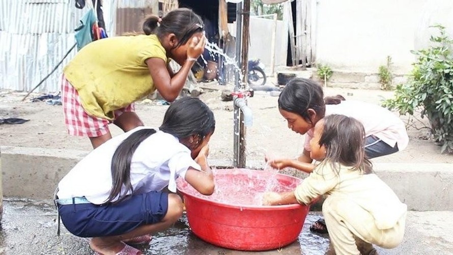 Trẻ em dân tộc thiểu số Raglai ở xã Ma Nới, huyện Ninh Sơn, tỉnh Ninh Thuận sử dụng nước sạch.