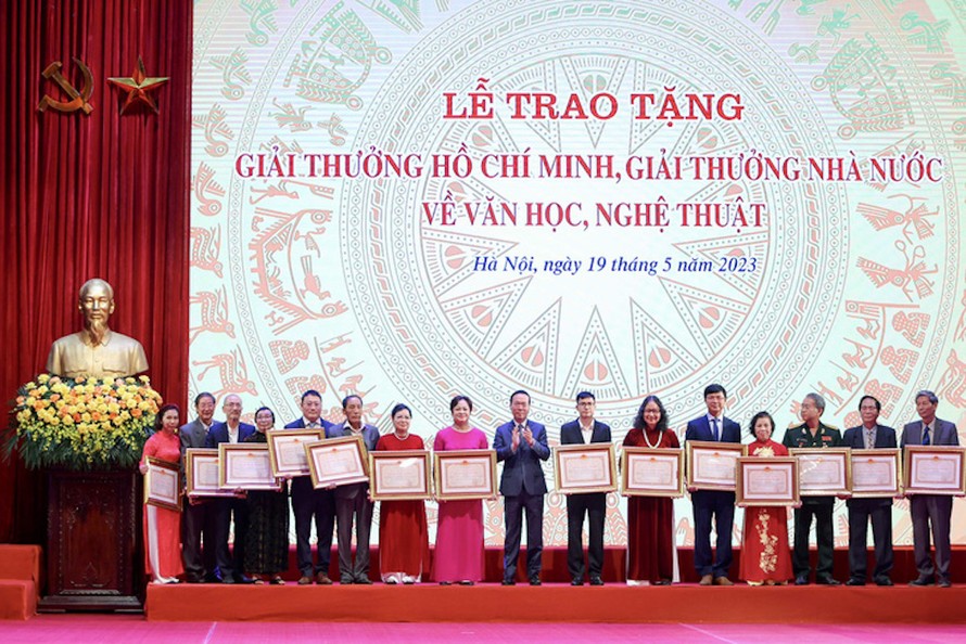 Chủ tịch nước Võ Văn Thưởng cùng 16 tác giả, đồng tác giả và thân nhân tác giả được tặng, truy tặng Giải thưởng Hồ Chí Minh về văn học nghệ thuật.
