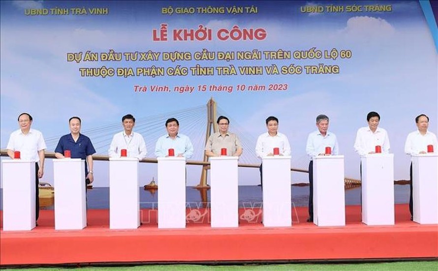 Thủ tướng Phạm Minh Chính và các đại biểu thực hiện nghi thức khởi công Dự án đầu tư xây dựng cầu Đại Ngãi trên Quốc lộ 60. 
