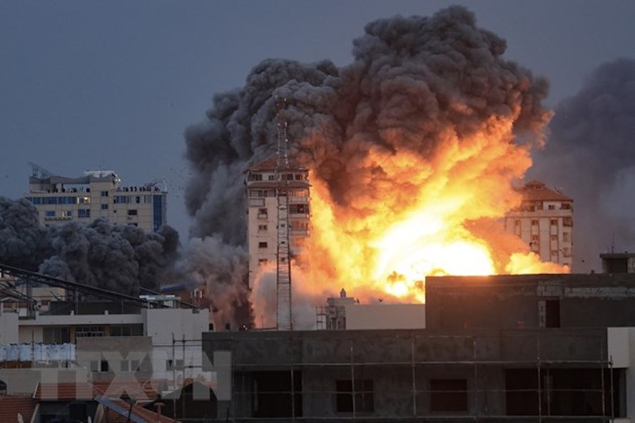 Khói lửa bốc lên trong các cuộc không kích của Israel xuống Dải Gaza nhằm đáp trả loạt rocket của Phong trào Hamas nhằm vào lãnh thổ nhà nước Do Thái, ngày 7/10/2023