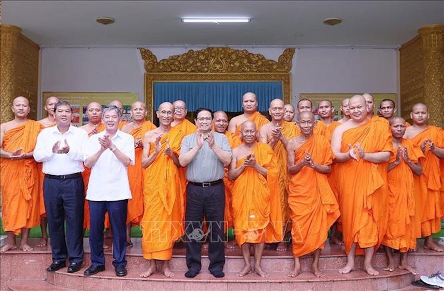 Thủ tướng Phạm Minh Chính với các hoà thượng, thượng toạ và chư tăng Hội Đoàn kết sư sãi yêu nước tỉnh Trà Vinh. 