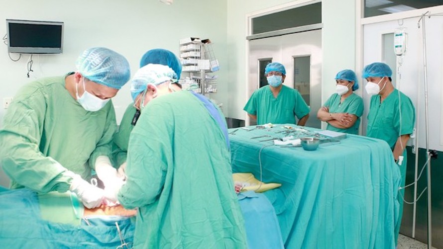 Các y, bác sĩ Bệnh viện Trung ương Huế thực hiện ca ghép tạng từ trường hợp hiến tạng sau khi chết não.