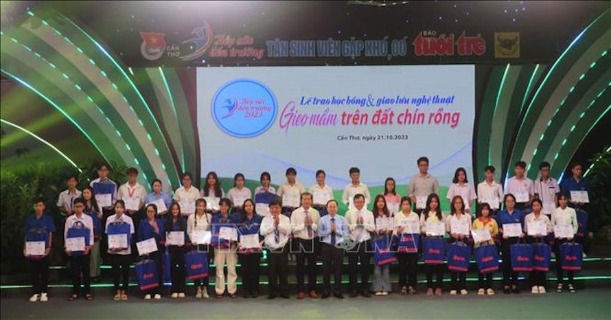 Lễ trao học bổng “Tiếp sức đến trường” cho 111 tân sinh viên khó khăn vùng Đồng bằng sông Cửu Long.