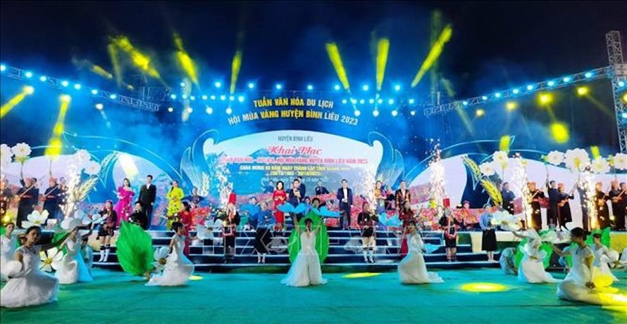 Màn trình diễn nghệ thuật chào mừng lễ khai mạc Tuần Văn hóa- Du lịch, Hội mùa Vàng Bình Liêu năm 2023. 