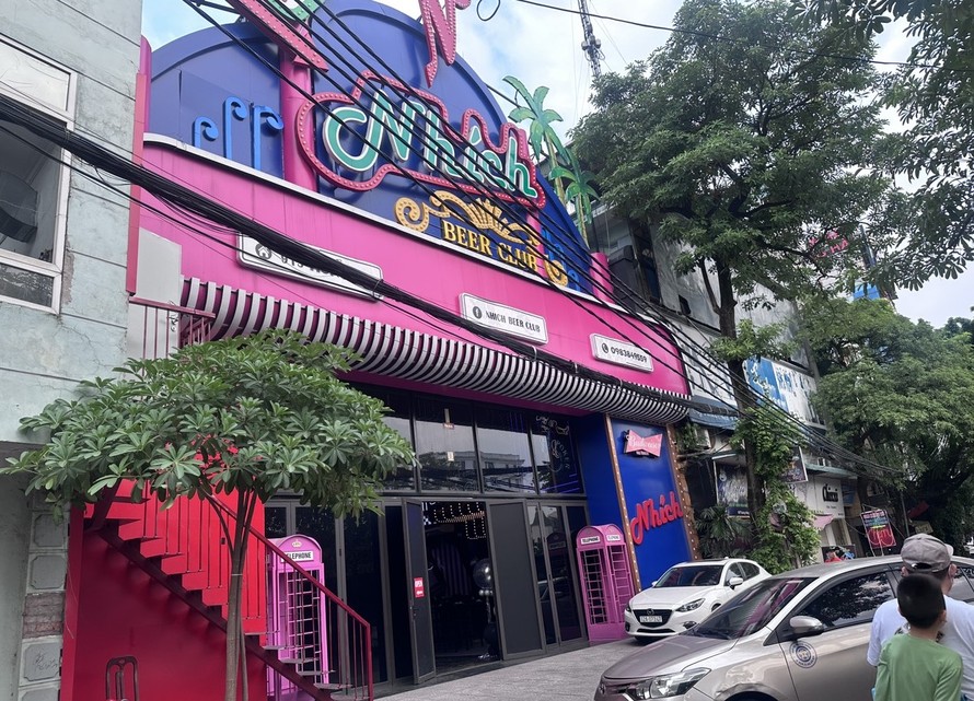 Cơ sở Nhích Beer (915 Hồng Hà, quận Hoàn Kiếm, Hà Nội), chỉ cách UBND phường Chương Dương vài chục mét, vốn là một nhà hàng nhưng hiện đang bị biến tướng thành nơi kinh doanh "bóng cười"
