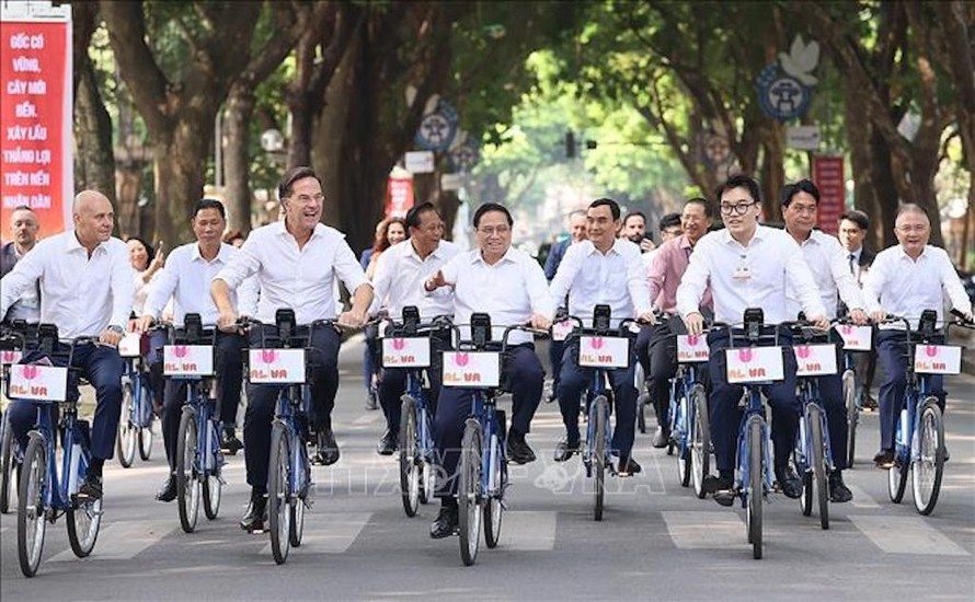 Thủ tướng Phạm Minh Chính và Thủ tướng Hà Lan Mark Rutte đạp xe trên phố Phan Đình Phùng (Hà Nội).