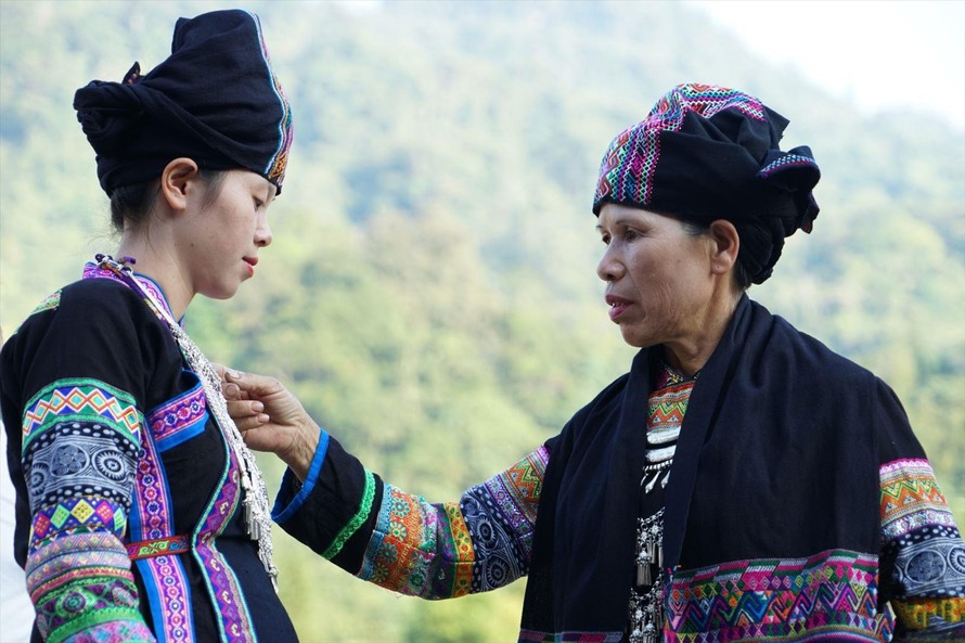 Trang phục truyền thống của người Bố Y (Lào Cai). 