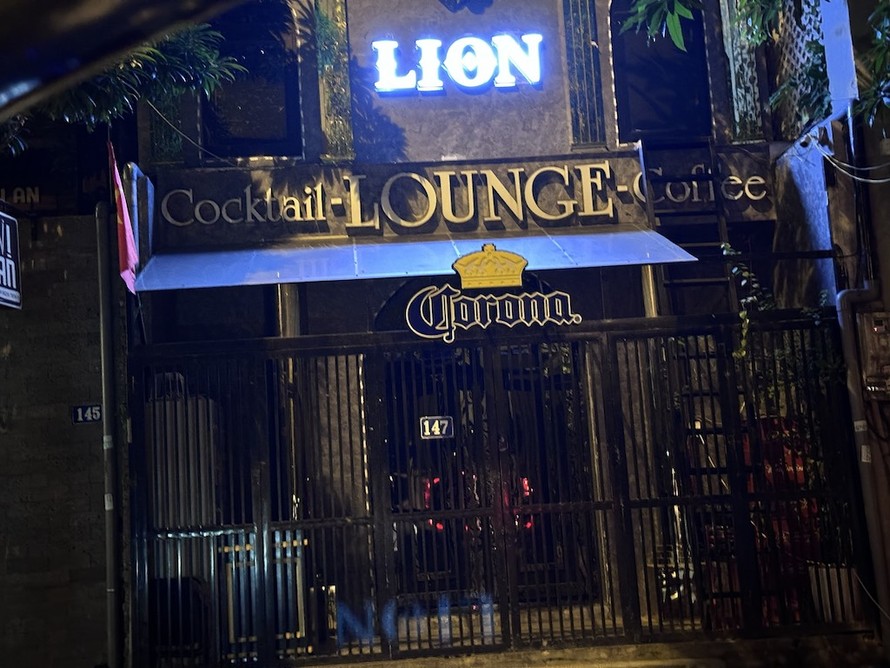 Nằm cách không xa trụ sở Công an phường Trung Liệt, nhưng bóng cười vẫn được bán ngang nhiên tại Lion Lounge mà không vấp phải sự kiểm tra, xử lý nào từ cơ quan chức năng sở tại.
