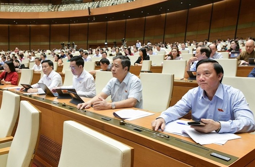 Đại biểu Quốc hội ấn nút thông qua Nghị quyết về dự toán ngân sách nhà nước năm 2024. 