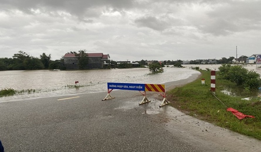 Tại Thừa Thiên Huế xảy ra mưa đặc biệt lớn, gây ngập lụt trên diện rộng.