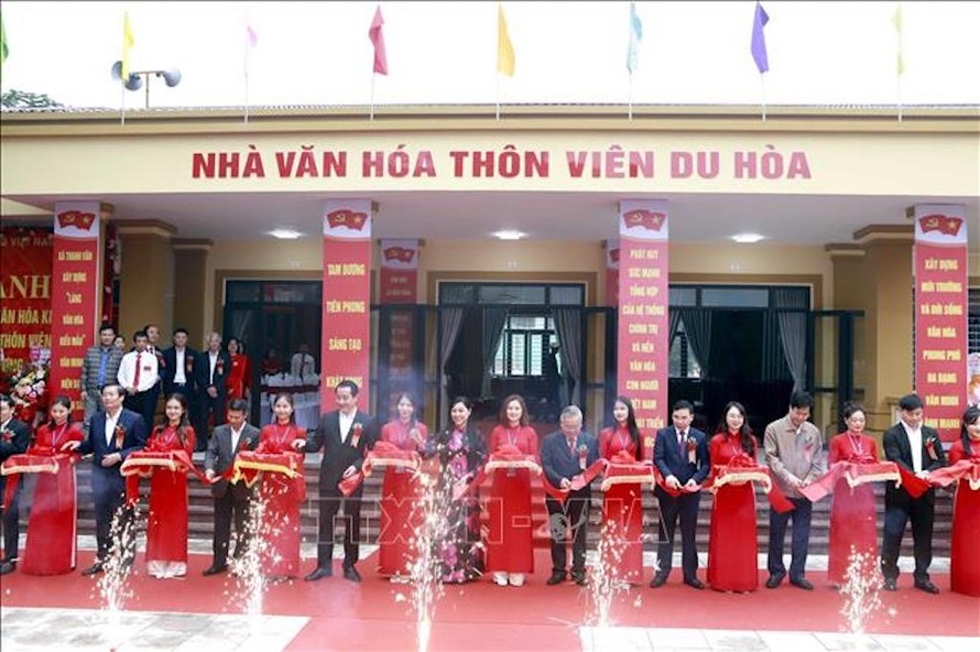 Lãnh đạo tỉnh Vĩnh Phúc và huyện Tam Dương thực hiện nghi thức cắt băng khánh thành khu thiết chế văn hóa, thể thao Làng Văn hóa kiểu mẫu thôn Viên Du Hòa, xã Thanh Vân, huyện Tam Dương.