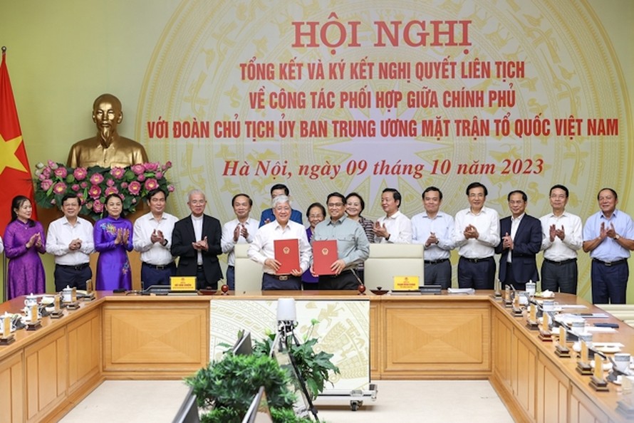 Thủ tướng Phạm Minh Chính và Chủ tịch Ủy ban Trung ương MTTQ Việt Nam Đỗ Văn Chiến ký kết Nghị quyết liên tịch về công tác phối hợp giữa Chính phủ với Đoàn Chủ tịch Ủy ban Trung ương MTTQ Việt Nam.