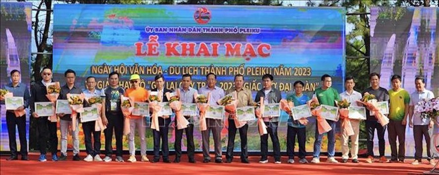 Ban Tổ chức tặng hoa cho các đơn vị tài trợ Giải chạy bộ Gia Lai City Trail với chủ đề Giấc mơ đại ngàn.