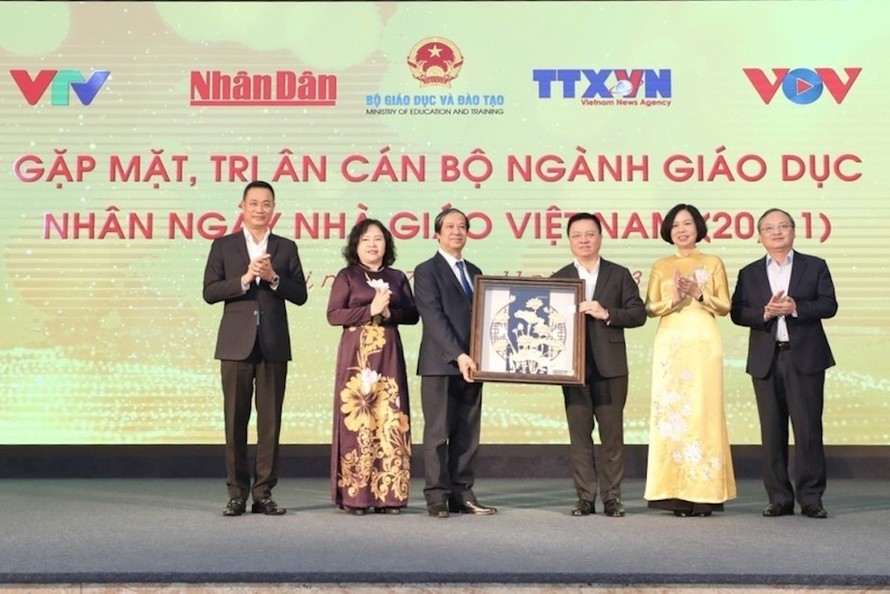 Ủy viên Trung ương Đảng, Tổng Biên tập Báo Nhân Dân, Chủ tịch Hội Nhà báo Việt Nam Lê Quốc Minh, đại diện lãnh đạo các cơ quan Thông tấn, báo chí tặng quà tri ân các nhà giáo.