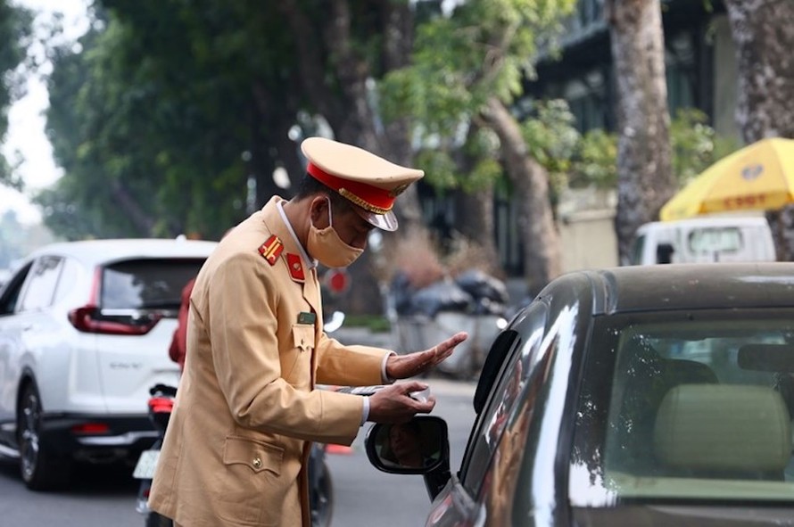 Cảnh sát giao thông kiểm tra nồng độ cồn đối với người điều khiển phương tiện.