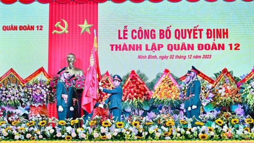 Đại tướng Phan Văn Giang, Ủy viên Bộ Chính trị, Phó Bí thư Quân ủy Trung ương, Bộ trưởng Bộ Quốc phòng trao Quân kỳ Quyết thắng tặng Quân đoàn 12. 