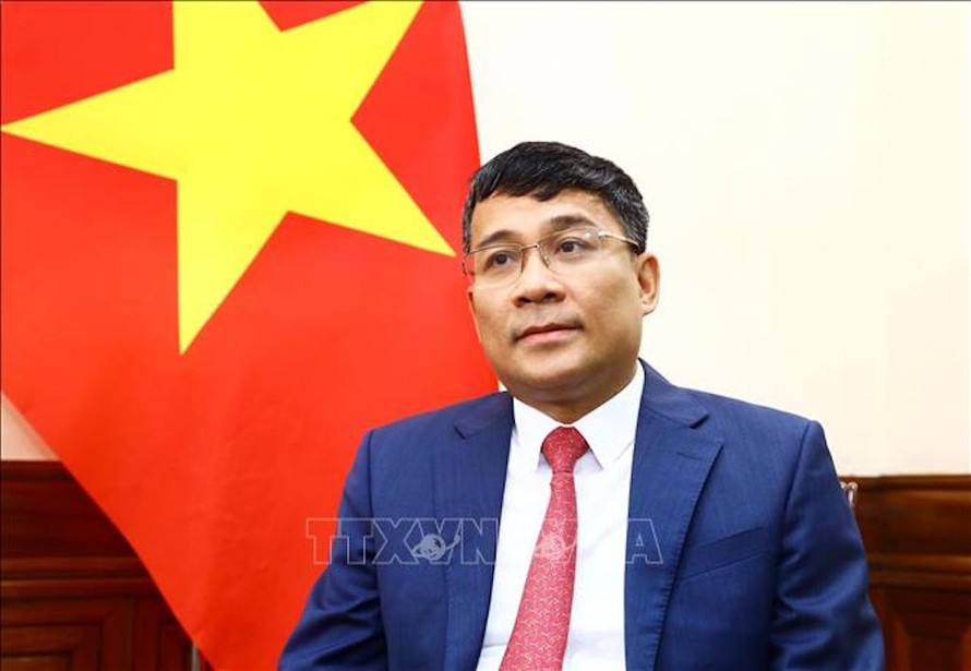 Thứ trưởng Thường trực Bộ Ngoại giao Nguyễn Minh Vũ trả lời phỏng vấn các cơ quan thông tấn, báo chí. 