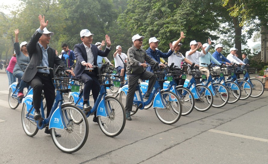 Các đại biểu khởi động “Hành trình xe đạp hữu nghị vì Hà Nội xanh năm 2023”.