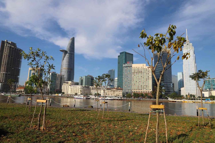 Công viên có tầm nhìn đẹp ra các hướng sông Sài Gòn, Công viên bến Bạch Đằng, cầu Ba Son.