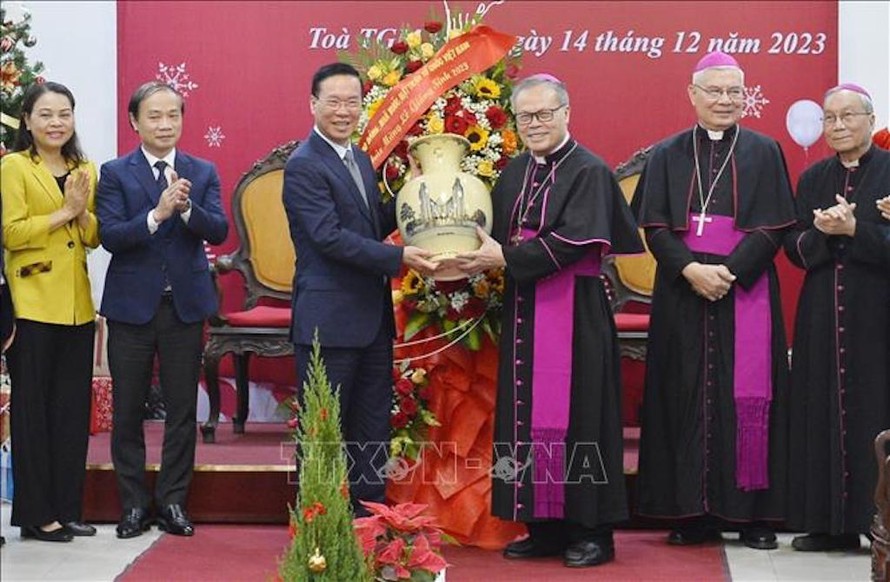 Chủ tịch nước Võ Văn Thưởng chúc mừng Tổng Giám mục Nguyễn Chí Linh, Tổng Giám mục Tổng Giáo phận Huế. 