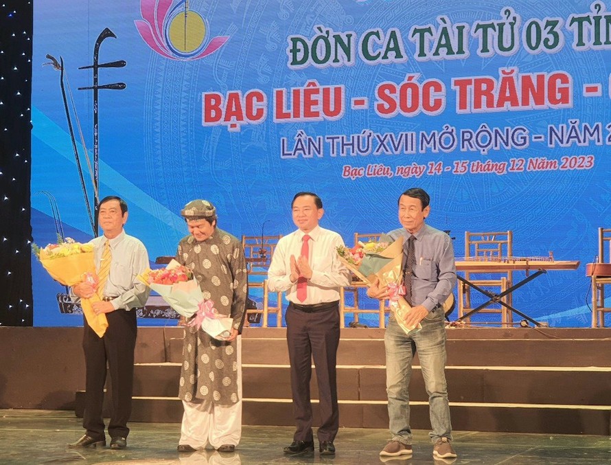 Phó Chủ tịch UBND tỉnh Bạc Liêu Phan Thanh Duy tặng hoa cho Ban giám khảo Liên hoan.