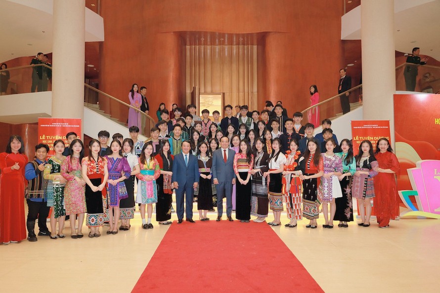 Phó Thủ tướng Trần Lưu Quang, Bộ trưởng, Chủ nhiệm Ủy ban Dân tộc Hầu A Lềnh chụp ảnh lưu niệm cùng các em học sinh, thanh niên, sinh viên dân tộc thiểu số tiêu biểu. 