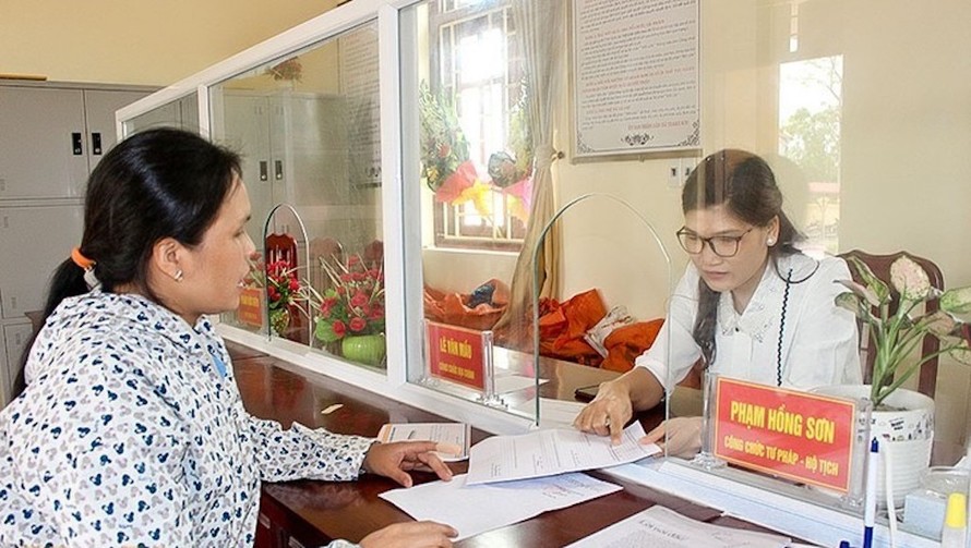 Giải quyết thủ tục hành chính tại Bộ phận một cửa tại huyện Kim Bảng, tỉnh Hà Nam. (Ảnh minh hoạ)