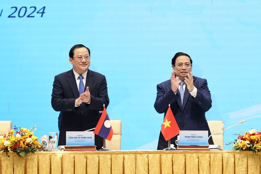 Hai Thủ tướng chủ trì Hội nghị hợp tác đầu tư Việt Nam - Lào