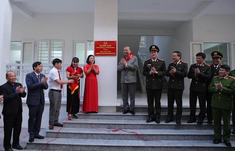 Đại tướng Tô Lâm trao tặng nhà bán trú cho Trường tiểu học Pa Tần