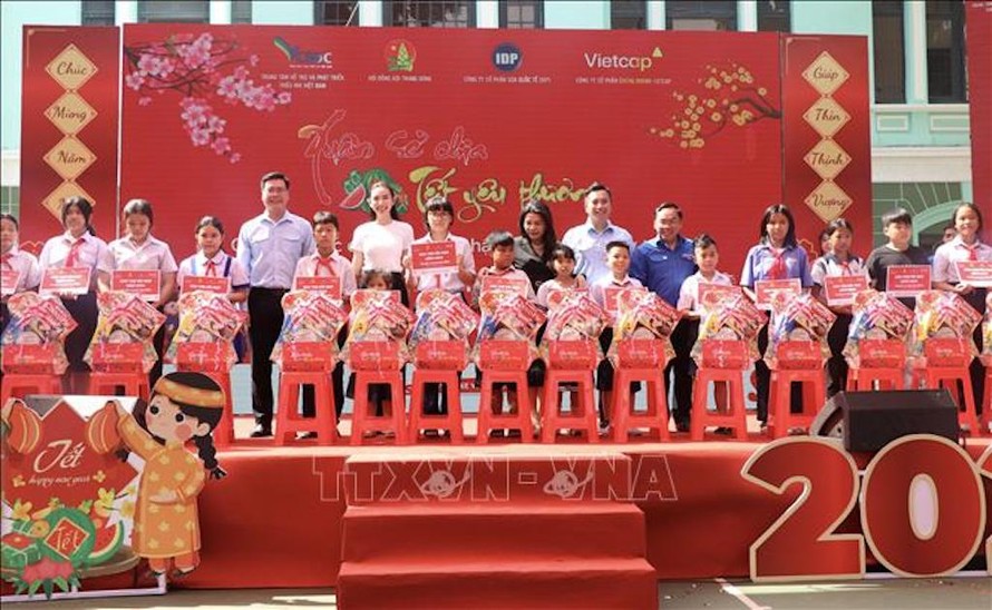 Trao quà và gói bảo trợ dài hạn cho 371 trẻ em mồ côi do COVID-19 trên địa bàn tỉnh Đồng Nai, Bình Dương và Thành phố Hồ Chí Minh. 
